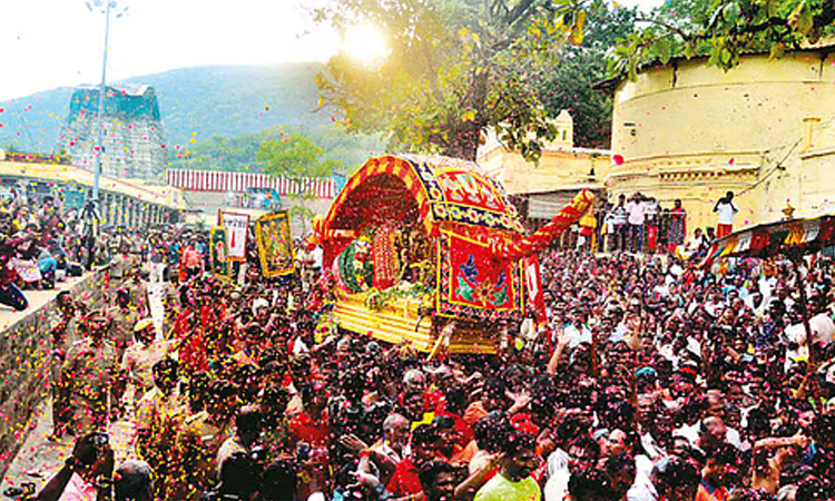 கள்ளர் வேடம் பூண்டு, தங்கப்பல்லக்கில் நாளை மதுரை புறப்படுகிறார் அழகர்
