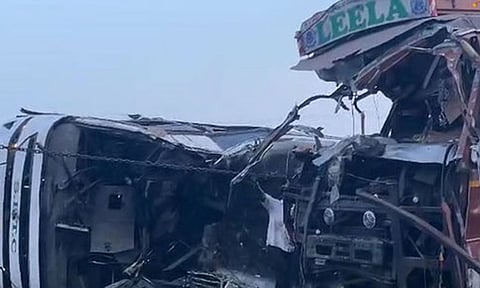 திண்டிவனம் அருகே அரசு பஸ் மீது லாரி மோதி விபத்து - ஒருவர் உயிரிழப்பு