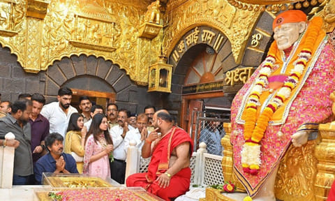 சீரடி சாய்பாபா கோவிலில் தவெக தலைவர் விஜய் தரிசனம்