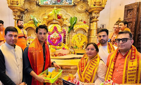 மும்பை: சித்தி விநாயகர் கோவிலில் கிரிக்கெட் வீரர் அபிஷேக் சர்மா சாமி தரிசனம்