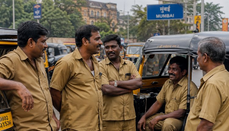 மகாராஷ்டிராவில் ஆட்டோ, டாக்ஸி ஓட்டுநர்களுக்கு மராத்தி கட்டாயம்- சோதனையில் ஈடுபட குழு அமைப்பு