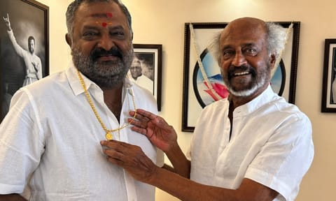'படையப்பா' பட தயாரிப்பாளர் தேனப்பனுக்கு 5 சவரன் தங்க சங்கிலி பரிசளித்த ரஜினிகாந்த்