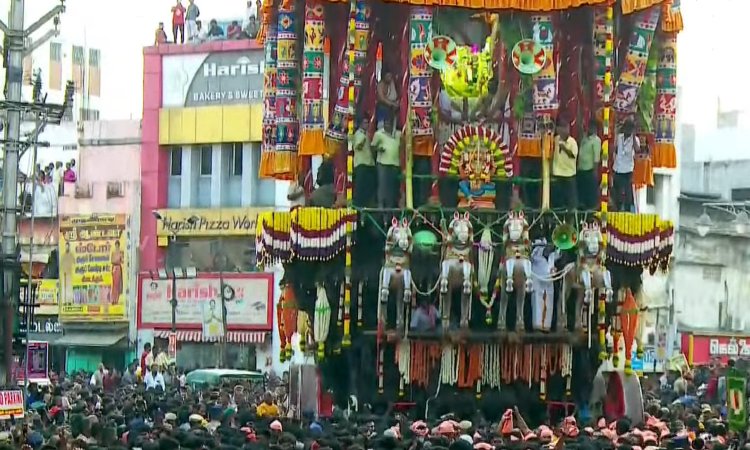 மதுரை சித்திரை திருவிழா தேரோட்டம் கோலாகலம்: மாசி வீதிகளில் திரண்ட லட்சக்கணக்கான பக்தர்கள்