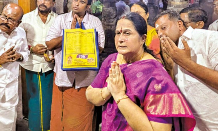 பழனி முருகன் கோவிலில் எடப்பாடி பழனிசாமி மனைவி சாமி தரிசனம்