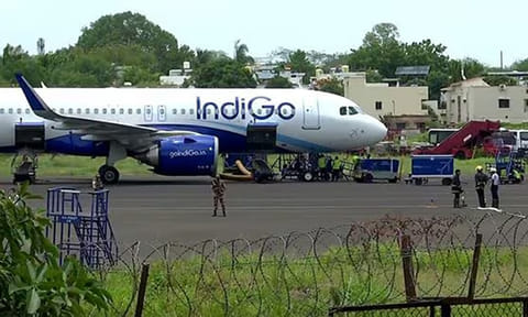 பெண் பயணி மயக்கம்; கொல்கத்தா-புனே விமானம் ராய்ப்பூரில் அவசர தரையிறக்கம்