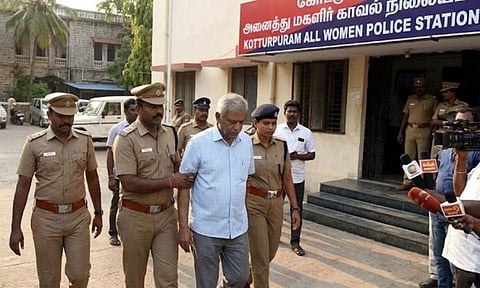 பள்ளி சிறுமிக்கு பாலியல் தொல்லை: ஓய்வுபெற்ற அரசு ஊழியர் கைது
