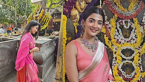 உடுப்பி மூகாம்பிகை கோவிலில் நடிகை பூஜா ஹெக்டே சாமி தரிசனம்