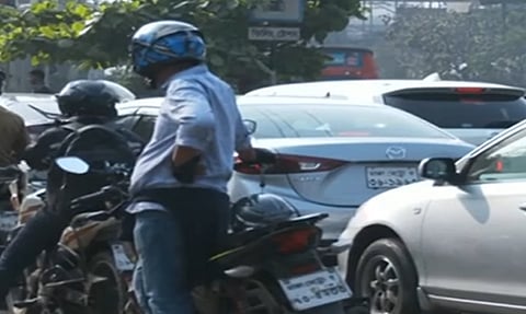 பெட்ரோல் கையிருப்பு: பாகிஸ்தான் மந்திரி வேதனை