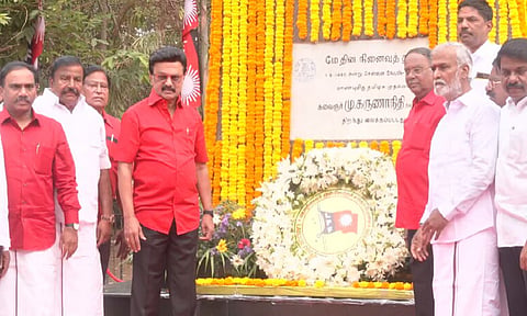 தொழிலாளர் தின நினைவுச்சின்னத்தில் முதல்-அமைச்சர் மு.க.ஸ்டாலின் மரியாதை