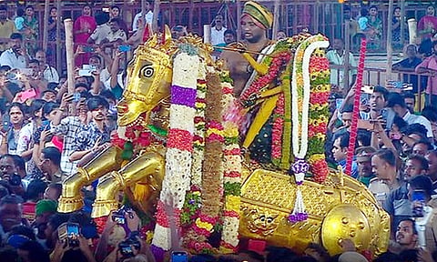 மதுரை சித்திரை திருவிழா: பச்சை பட்டுடுத்தி வைகை ஆற்றில் இறங்கினார் கள்ளழகர்!