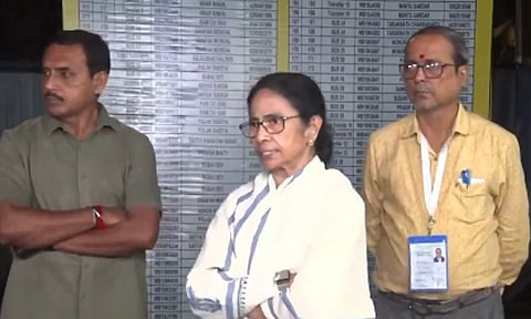 வாக்குப்பதிவு எந்திரங்கள் வைக்கப்பட்டுள்ள அறையை நள்ளிரவில் பார்வையிட்ட மம்தா பானர்ஜி