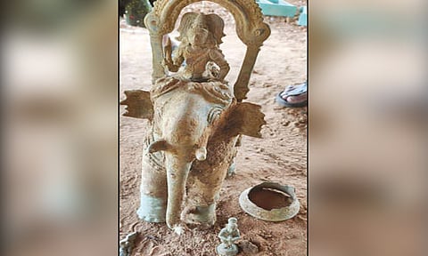 தஞ்சை: வயலில் சாமி சிலைகள் கண்டெடுப்பு