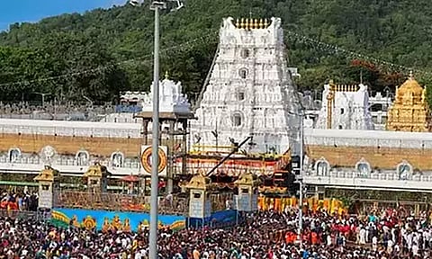 திருப்பதியில் 24 மணி நேரம் காத்திருந்து பக்தர்கள் சாமி தரிசனம்