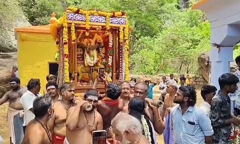 தீர்த்தவாரிக்காக சப்பரத்தில் புறப்பட்டுச் சென்ற அம்மன்
