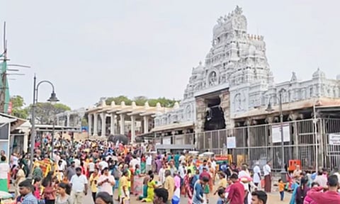 திருச்செந்தூர் கோவிலில் அலைமோதிய பக்தர்கள் கூட்டம்