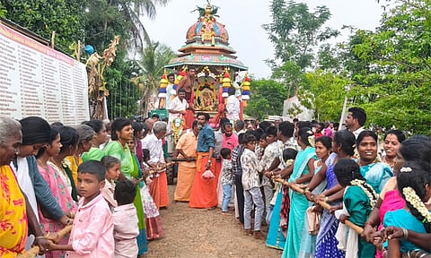 தேர் இழுத்த பெண் பக்தர்கள்