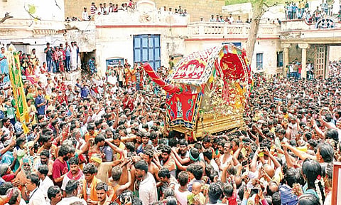 அழகர்மலைக்கு திரும்பிய கள்ளழகர்: வழிநெடுக வண்ண மலர்கள் தூவி வரவேற்ற பக்தர்கள்