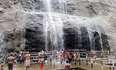 குற்றாலம் அருவிக்கு செல்ல ரூ.20 நுழைவு கட்டணம்