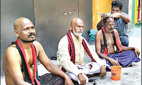 மு.க.ஸ்டாலின் தோல்வி அடைந்த விரக்தியில் பழனியில் மொட்டை அடித்த தி.மு.க. நிர்வாகிகள்