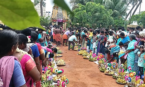 தேரின் முன்னால் மாவிளக்குகளை வைத்து பூஜை செய்த பக்தர்கள்