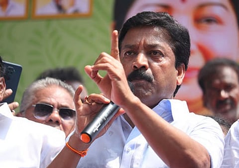 அதிமுகவிற்குள் மீண்டும் குழப்பம்? சிவி சண்முகம் தலைமையில் எம்.எல்.ஏக்கள் தனியே ஆலோசனை