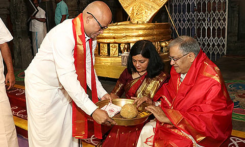 தலைமை தேர்தல் ஆணையருக்கு பிரசாதம் வழங்கிய தேவஸ்தான அதிகாரி