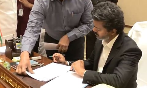 அமைச்சர்கள், அதிகாரிகளுடன் முதல் -அமைச்சர் விஜய் ஆலோசனை
