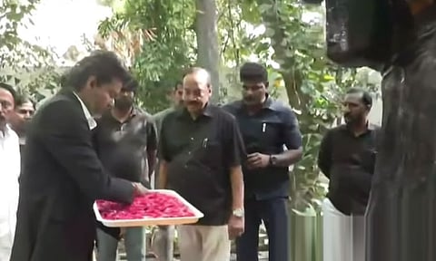 சென்னை எழும்பூரில் உள்ள பெரியார் நினைவிடத்தில் முதல்-அமைச்சர் விஜய் மரியாதை
