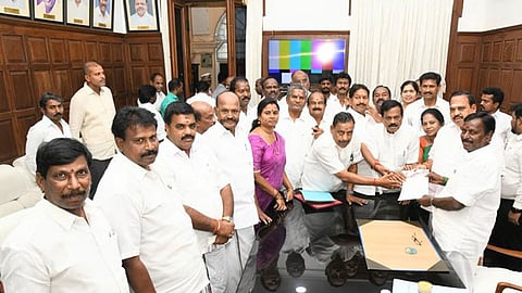 எடப்பாடி பழனிசாமிக்கு ஆதரவாக 17 எம்.எல்.ஏக்கள் மனு