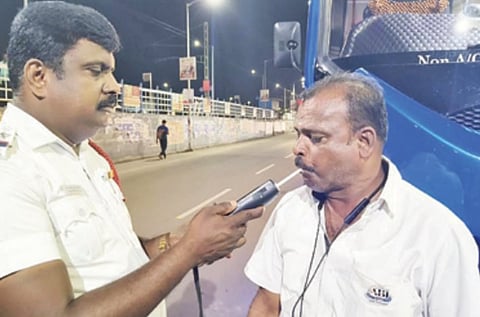 பஸ் டிரைவர்களிடம் போலீசார் சோதனை நடத்திய காட்சி.