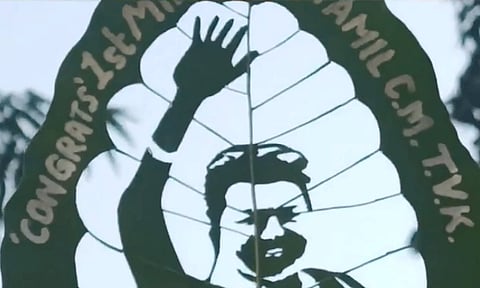3 செ.மீ அரச இலையில் விஜய்யின் முகத்தை செதுக்கி வாழ்த்து தெரிவித்த பீகார் கலைஞர்