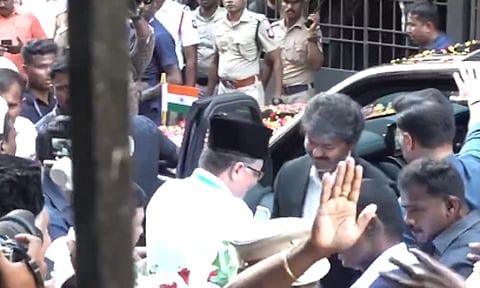 இந்திய யூனியன் முஸ்லிம் லீக் தலைவரை சந்தித்த முதல்-அமைச்சர் விஜய்