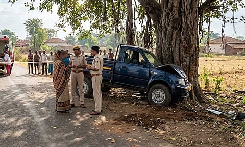 கட்டுப்பாட்டை இழந்து மரத்தில் மோதிய வாகனம்: தந்தை-மகன் உள்பட 3 பேர் உயிரிழப்பு