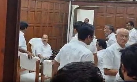 சட்டமன்ற குழு தலைவர், கொறடா நியமன விவகாரம்: சபாநாயகரிடம் முறையிட்ட அதிமுகவின் இரு பிரிவினர்