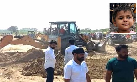 பஞ்சாப்: ஆழ்துளை கிணற்றுக்குள் விழுந்த சிறுவன் மீட்பு