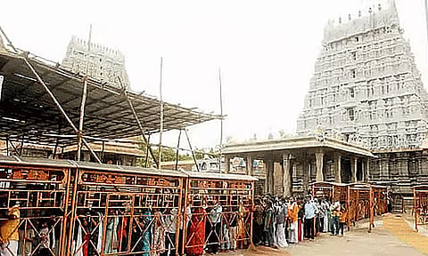 விடுமுறை தினம்: திருவண்ணாமலை கோவிலில் 3 மணி நேரம் காத்திருந்து பக்தர்கள் தரிசனம்