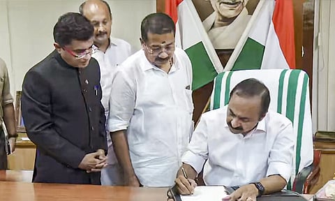 பெண்களுக்கு இலவச பஸ் பயணம்... பதவியேற்றதும் முதல் உத்தரவிட்ட கேரள முதல்-மந்திரி சதீசன்