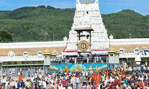 திருப்பதி ஏழுமலையான் கோவிலில் சாமி தரிசனத்திற்கு 30 மணி நேரம் காத்திருந்த பக்தர்கள்