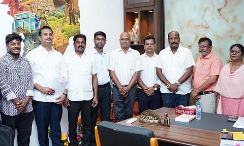 வாகனங்களில் கண்காணிப்பு கருவி பொருத்தும் திட்டம் - அதிகாரிகளுடன் அமைச்சர் ஆலோசனை
