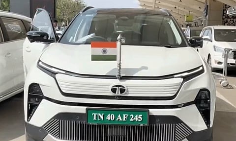 எரிபொருள் சிக்கனம்: மின்சார வாகனத்தில் திருமுருகன்பூண்டி விழாவுக்கு சென்ற எல் முருகன்