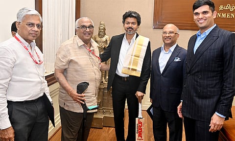 முதல்-அமைச்சர் விஜய்யை சந்தித்து கிரிக்கெட் பேட் பரிசளித்த எம்.ஆர்.எப். தலைவர்