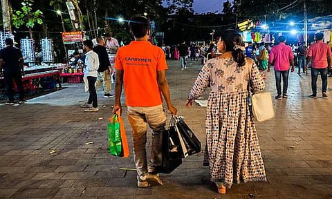 இனி கவலை வேண்டாம்...ஷாப்பிங்கில் வாங்கிய பொருளை சுமக்க கேரி மேன் வந்தாச்சு..எங்கே தெரியுமா?
