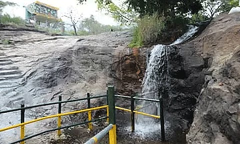 கும்பக்கரை அருவிக்கு சுற்றுலாப்பயணிகள் செல்ல வனத்துறை தடை விதிப்பு