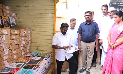 ஜூன் 1-ம் தேதி பள்ளிகள் திறப்பு: வினியோக பணிகளை நேரில் சென்று ஆய்வு செய்த அமைச்சர் ராஜ்மோகன்
