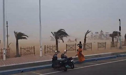 புழுதிக்காற்று.. கடல் சீற்றம்.. மெரினா கடற்கரைக்கு செல்ல வேண்டாமென எச்சரிக்கை!