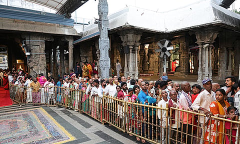 அபிஷேக சேவையின்போது தரிசனம் செய்வதற்காக வரிசையில் நின்ற பக்தர்கள்