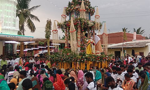 மெழுகுவத்தி ஏந்தி சப்பரத்தை சுற்றி வந்த பக்தர்கள்