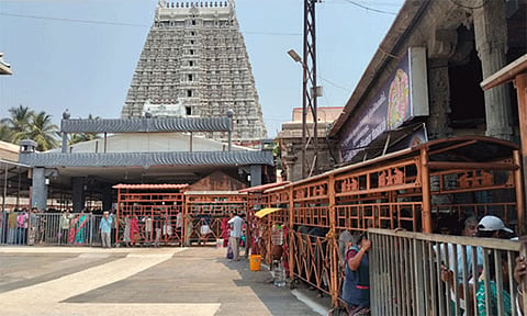 விடுமுறை தினம்: திருவண்ணாமலை கோவிலில் 4 மணி நேரம் காத்திருந்து தரிசனம் செய்த பக்தர்கள்