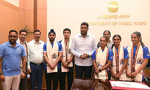 உலகக்கோப்பை வென்ற தமிழக ஸ்குவாஷ் வீரர்களுக்கு அமைச்சர் ஆதவ் அர்ஜுனா பாராட்டு!