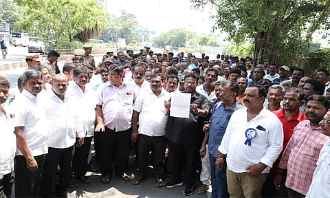 டாஸ்மாக் தலைமை அலுவலகம் முன்பு ஊழியர்கள் ஆர்ப்பாட்டம்: காலி பாட்டில் சேகரிப்புக்கு எதிர்ப்பு